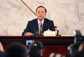 新聞發布會主持人王勝洪