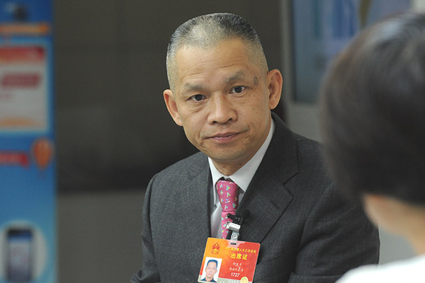 鐘發平與主持人交談