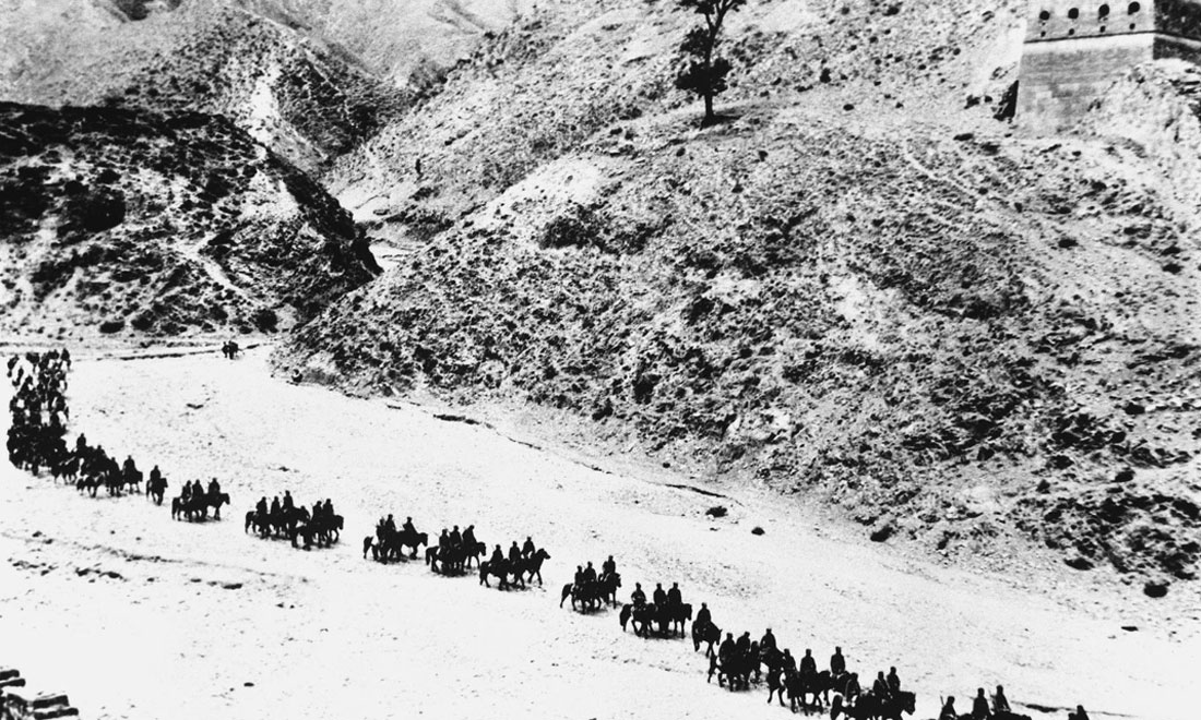 1937年11月太原失守后，八路軍向華北敵后挺進(jìn)，分兵發(fā)動(dòng)群眾，開展敵后游擊戰(zhàn)爭(zhēng)，創(chuàng)建敵后根據(jù)地。新華社稿　沙飛攝