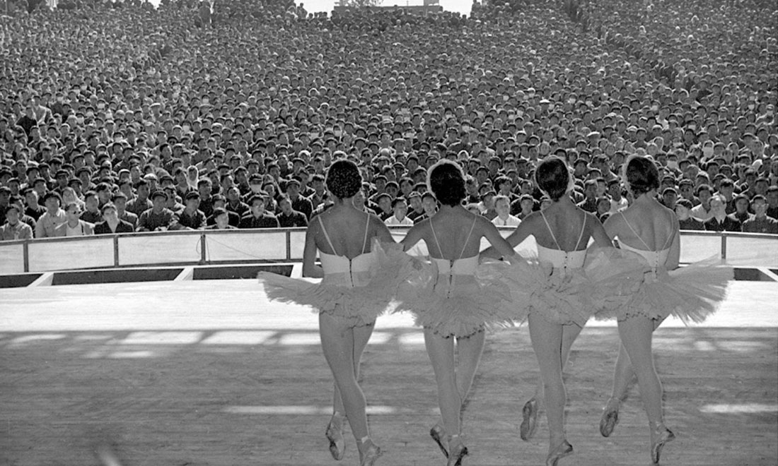 1957年10月，蘇聯(lián)國(guó)立新西伯利亞歌劇芭蕾舞劇院為北京石景山鋼鐵廠工人演出。新華社記者鄭震孫攝