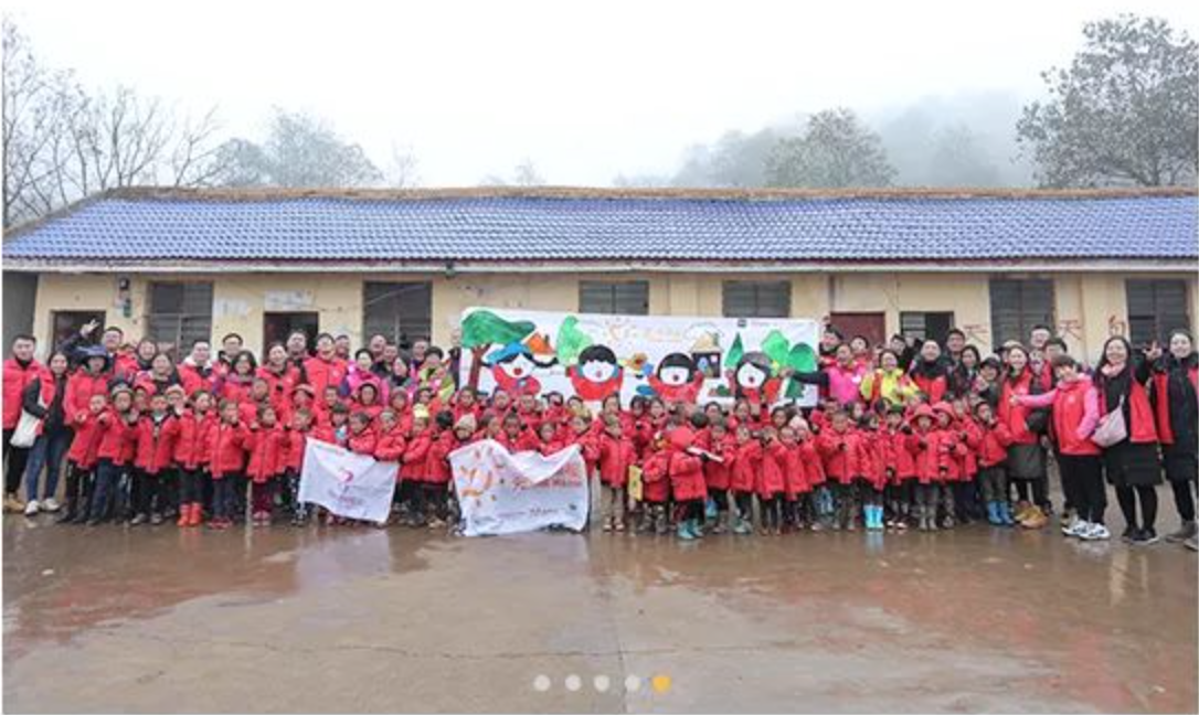 2018年11月6日，&ldquo;多一克溫暖&rdquo;團隊走進大涼山深處。為孩子們送去冬衣的同時，海瀾之家聯(lián)合網(wǎng)易打造在線課程平臺，把優(yōu)質的教育資源也傳遞到偏遠山區(qū)。同年，知名導演陸川特別參與監(jiān)制了&ldquo;多一克溫暖&rdquo;微電影《信歌》，為山區(qū)送去&ldquo;暖身又暖心&rdquo;的力量。