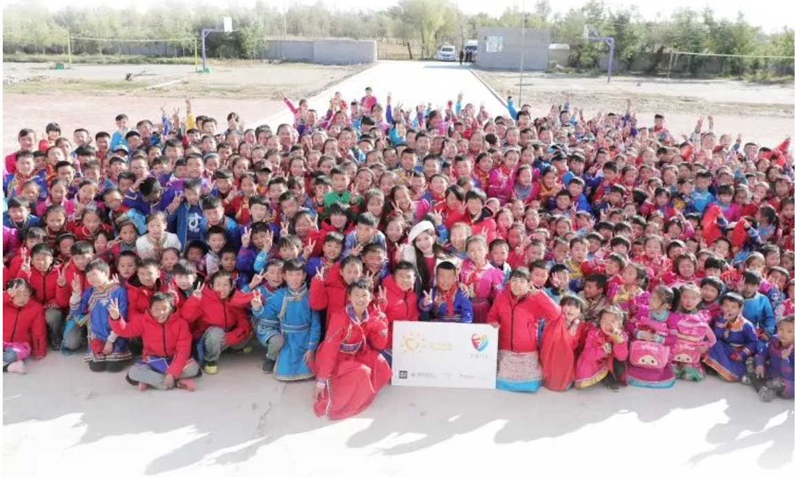 不知不覺，&ldquo;多一克溫暖&rdquo;已經(jīng)步入第六年。2019年10月14日，林志玲首次作為公益同行人，攜手鳳凰網(wǎng)&ldquo;護童計劃&rdquo;，與&ldquo;多一克溫暖&rdquo;一起趕赴內蒙古回訪茫汗蘇木中心校的&ldquo;志玲姐姐之家&rdquo;，給那里的孩子送去溫暖。