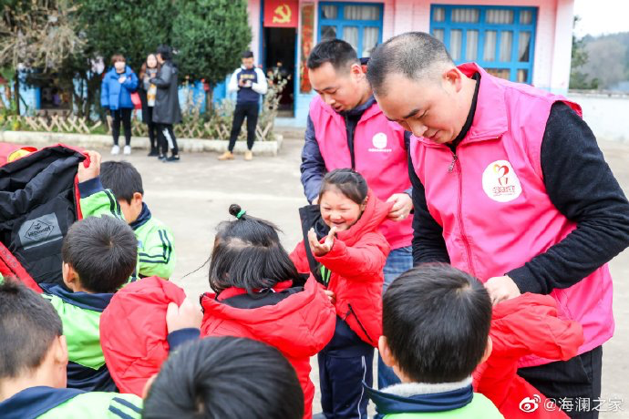 2019年11月，海瀾之家的志愿者們來到了貴州六盤水市的南開鄉(xiāng)。這里地域偏遠溝壑縱橫。志愿團隊就這樣小心謹慎的行駛在霧蒙蒙的山路上，堅持把物資送到了塢鉛小學的孩子們手里。