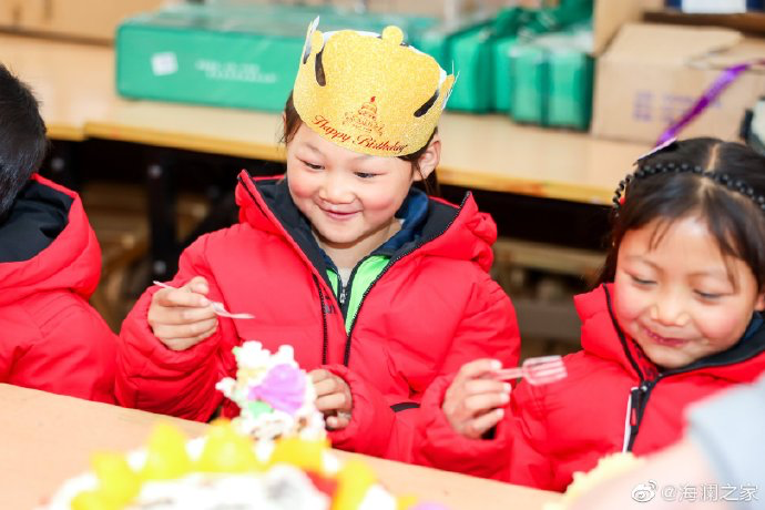從暖身到暖心，海瀾之家的志愿者們不僅為孩子們帶去了學習用品，還帶去了生日蛋糕，給孩子們過了一個難忘的生日party。生長在山區(qū)的他們，過生日也只能和在外打工的父母通個電話，許多孩子還是第一次和這么多人一起吹蠟燭許生日愿望。