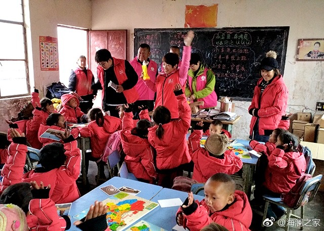 2018年，由海瀾之家攜手網(wǎng)易新聞打造的&ldquo;多一課溫暖&rdquo;課程平臺讓一間間溫暖的課堂走向深山與邊陲。帶著貼合孩子教育需求的線上內容和教師、各領域KOL及愛心人士組成的愛心團隊，海瀾之家用實際行動為孩子的教育加溫，踐行&ldquo;多一克溫暖&rdquo;。