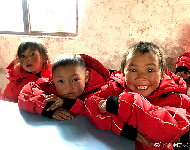 在四川省西南部川滇交界處的大涼山深處，坐落著一所紅旗小學。每當最寒冷的季節(jié)到來，這里的許多孩子們不得不共用一件冬衣御寒。 &ldquo;多一克溫暖&rdquo;與暖流計劃記錄下了孩子們開心的笑臉。這些笑臉，都是&ldquo;多一克溫暖&rdquo;前行中的源源動力。