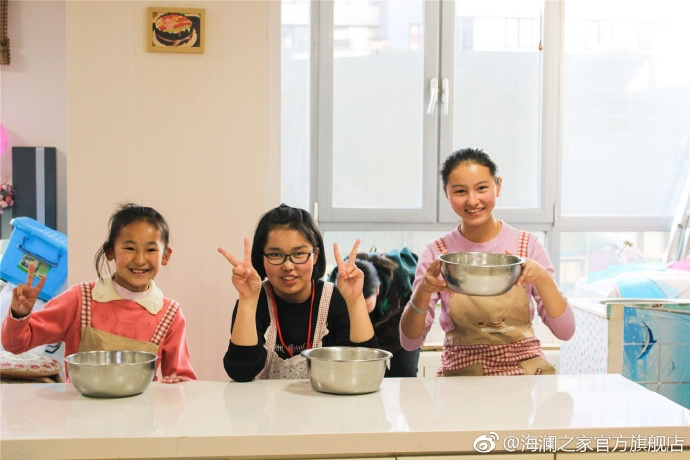 2017年 &ldquo;寒令營&rdquo;團隊從不同角度，為北疆山區(qū)的孩子們打開了一個豐富的世界。來到北京，他們觀看了升旗儀式，參觀了故宮，走進北京海洋館和動物園。這次寒令營，展現(xiàn)在他們面前的是此前從未看到過的世界，意義非凡。