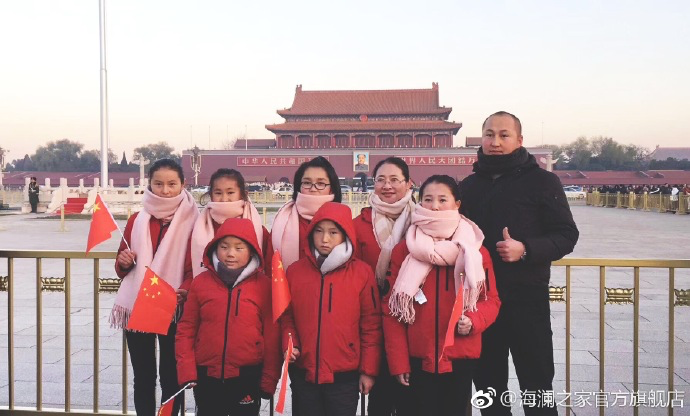 寒令營的第一天，孩子們觀看了升旗儀式，走進故宮暢聽歷史故事。祖國的樣貌開始在他們心里清晰，未來的希望開始在他們心中發(fā)芽。海瀾之家&ldquo;多一克溫暖&rdquo;團隊帶給孩子們精神世界的富足，照亮孩子們夢想的啟蒙之路。