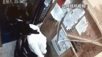 電梯內(nèi)突發(fā)自燃 電動(dòng)車進(jìn)樓怎么禁？ 發(fā)現(xiàn)電瓶車有起火苗頭應(yīng)立刻撤離