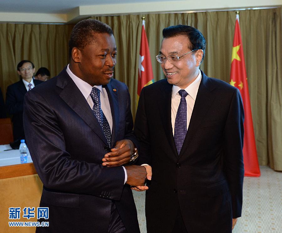 5月7日，正在尼日利亞訪問的中國國務(wù)院總理李克強在阿布賈會見出席第24屆世界經(jīng)濟論壇非洲峰會全會的多哥總統(tǒng)福雷。 新華社記者 李濤 攝 
