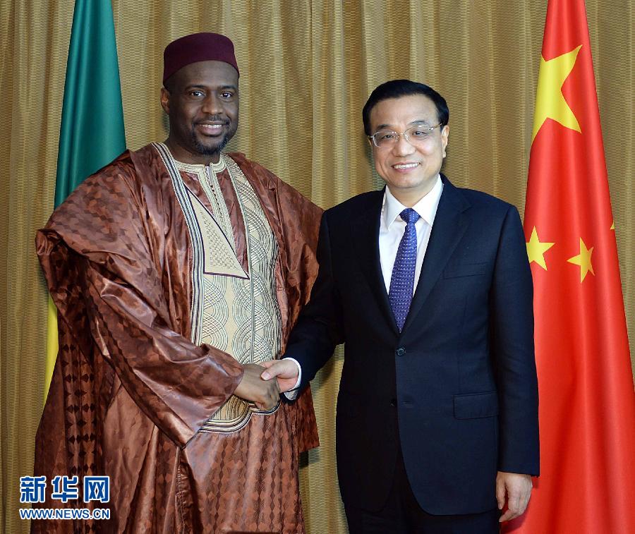5月7日，正在尼日利亞訪問的國務(wù)院總理李克強在阿布賈會見出席第24屆世界經(jīng)濟論壇非洲峰會全會的馬里總理馬拉。 新華社記者 李濤 攝 