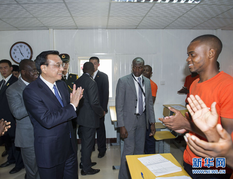 這是李克強在學(xué)校教室內(nèi)同正在上課的學(xué)生互動交流。新華社記者王曄攝