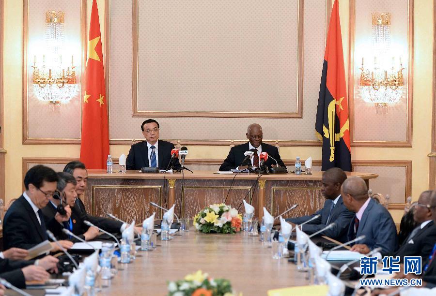 5月9日，中國(guó)國(guó)務(wù)院總理李克強(qiáng)在安哥拉總統(tǒng)府同安總統(tǒng)多斯桑托斯舉行會(huì)談。 新華社記者李濤攝