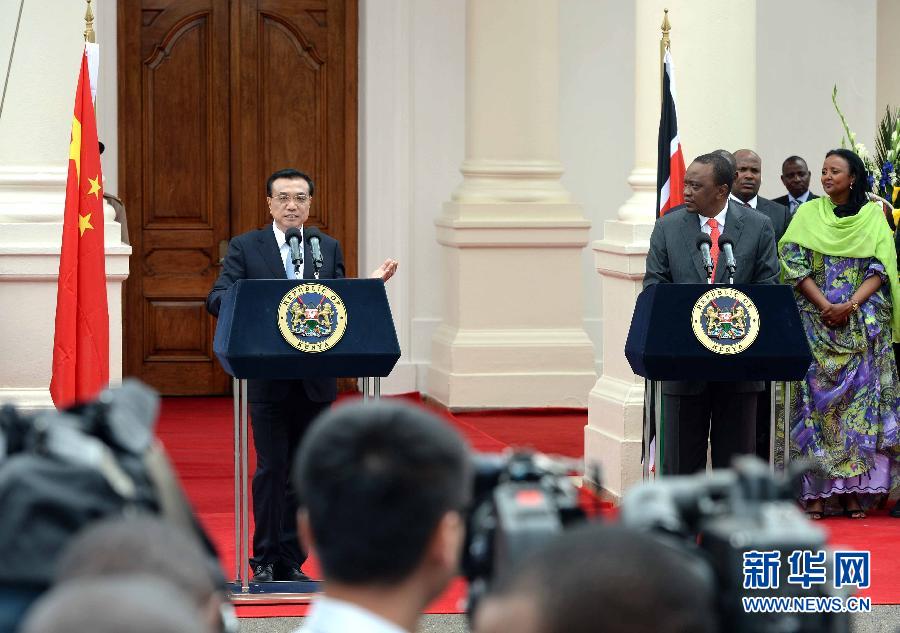 5月10日，中國國務院總理李克強在肯尼亞國家宮與肯總統(tǒng)肯雅塔舉行會談后共同會見記者。 新華社記者 李濤 攝 