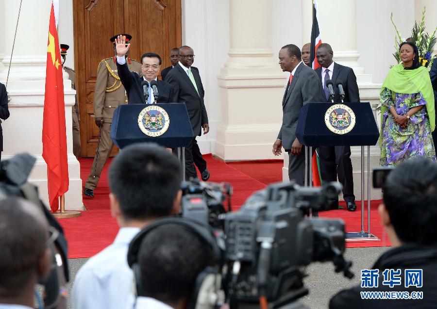 5月10日，中國國務院總理李克強在肯尼亞國家宮與肯總統(tǒng)肯雅塔舉行會談后共同會見記者。 新華社記者 李濤 攝 