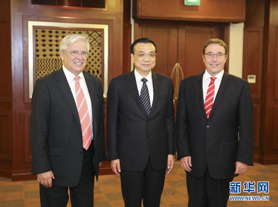 5月10日，國務院總理李克強在內(nèi)羅畢會見聯(lián)合國環(huán)境規(guī)劃署執(zhí)行主任施泰納（右）和聯(lián)合國人居署執(zhí)行主任克洛斯。 新華社記者 丁林 攝 