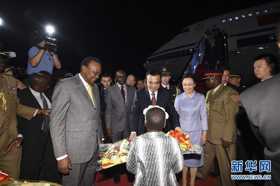 5月9日，應肯尼亞總統肯雅塔邀請，中國國務院總理李克強乘專機抵達內羅畢肯雅塔國際機場，開始對肯尼亞進行正式訪問。李克強總理夫人程虹同機抵達。肯尼亞總統肯雅塔和副總統魯托率肯政府高級官員到機場迎接。這是肯尼亞兒童向李克強夫婦獻上鮮花。新華社記者李學仁攝 