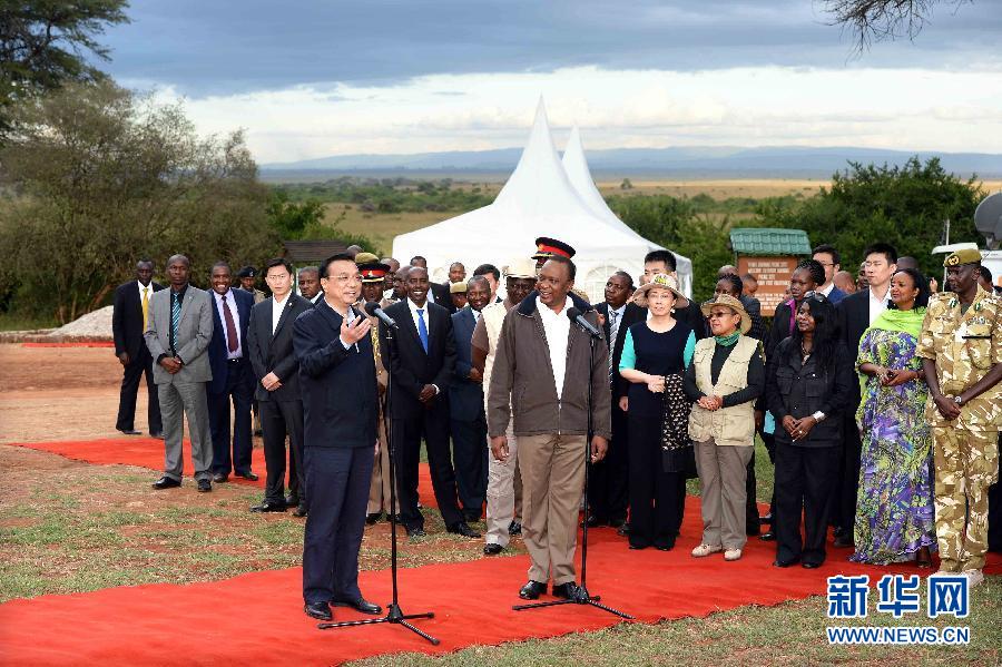 5月10日，國務院總理李克強與肯尼亞總統肯雅塔共同參觀肯尼亞內羅畢國家公園焚燒象牙紀念地，并對中外記者發表講話?？夏醽喐笨偨y魯托陪同參觀。新華社記者 李濤 攝 