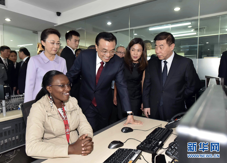 5月11日，中國(guó)國(guó)務(wù)院總理李克強(qiáng)在肯尼亞首都內(nèi)羅畢看望并慰問中央電視臺(tái)非洲分臺(tái)員工。 新華社記者 李濤 攝 