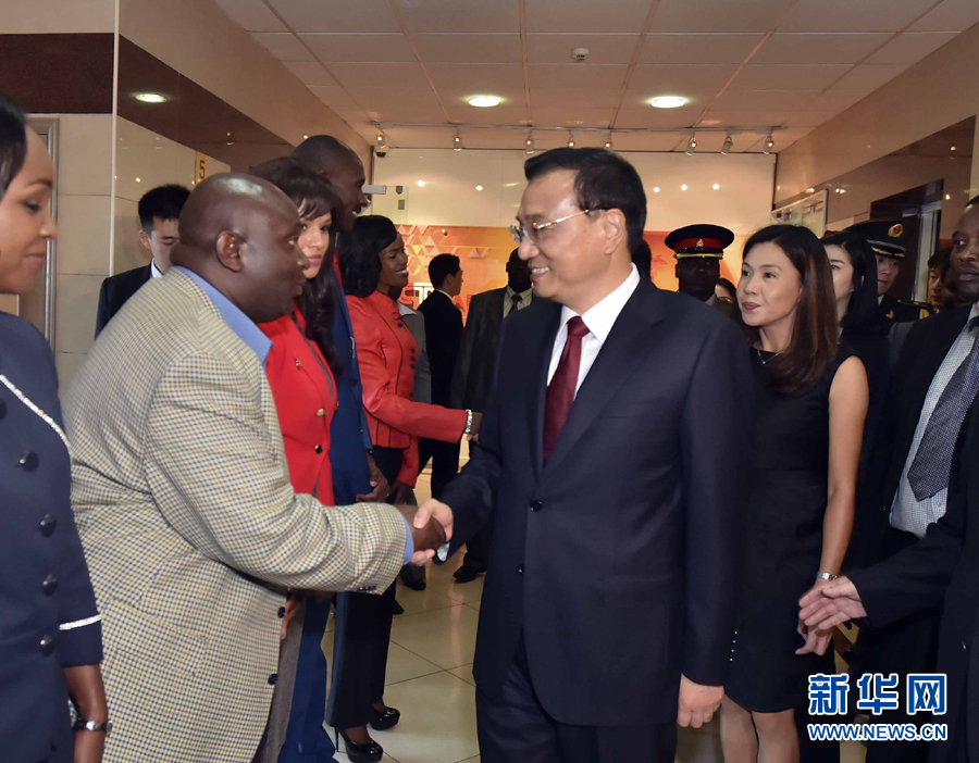 5月11日，中國(guó)國(guó)務(wù)院總理李克強(qiáng)在肯尼亞首都內(nèi)羅畢看望并慰問中央電視臺(tái)非洲分臺(tái)員工。 新華社記者 李濤 攝 