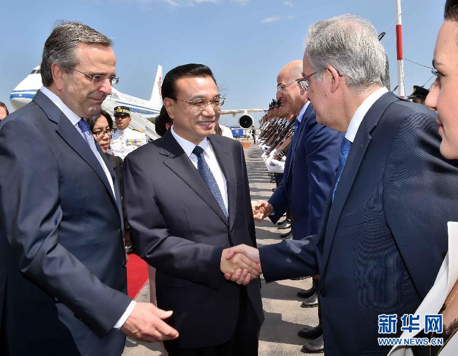 6月19日，國務院總理李克強乘專機抵達雅典國際機場，開始對希臘進行正式訪問。希臘總理薩馬拉斯在機場為李克強舉行隆重的歡迎儀式。新華社記者 李濤 攝