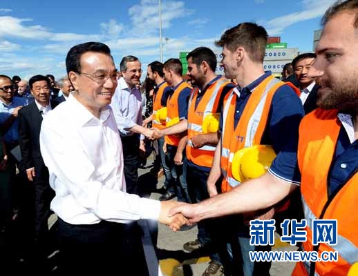6月20日，國務(wù)院總理李克強與希臘總理薩馬拉斯共同考察中國遠(yuǎn)洋運輸集團比雷埃夫斯集裝箱碼頭。這是李克強和薩馬拉斯來到3號碼頭，同碼頭工人親切交流。新華社記者 李濤 攝 