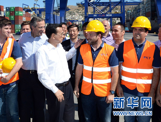 6月20日，國務(wù)院總理李克強與希臘總理薩馬拉斯共同考察中國遠(yuǎn)洋運輸集團比雷埃夫斯集裝箱碼頭。這是李克強和薩馬拉斯來到3號碼頭，同碼頭工人親切交流。新華社記者 李濤 攝