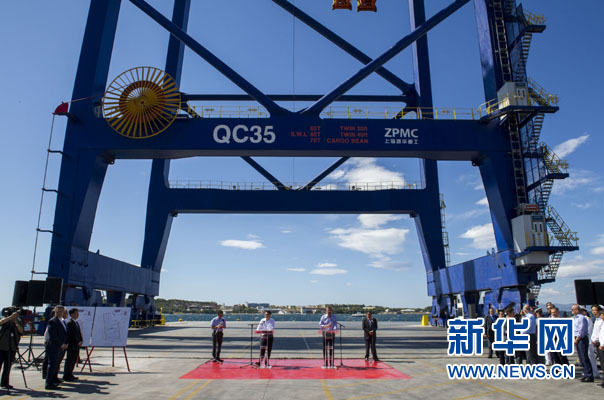 這是李克強和薩馬拉斯在3號碼頭發(fā)表講話。新華社記者 王曄 攝