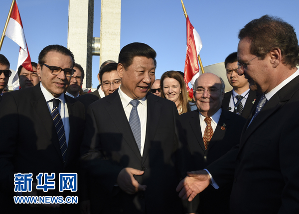 7月16日，國家主席習(xí)近平在巴西利亞會見巴西參議長卡列羅斯（前右）和眾議長阿爾維斯（前左）。 新華社記者 李學(xué)仁 攝 