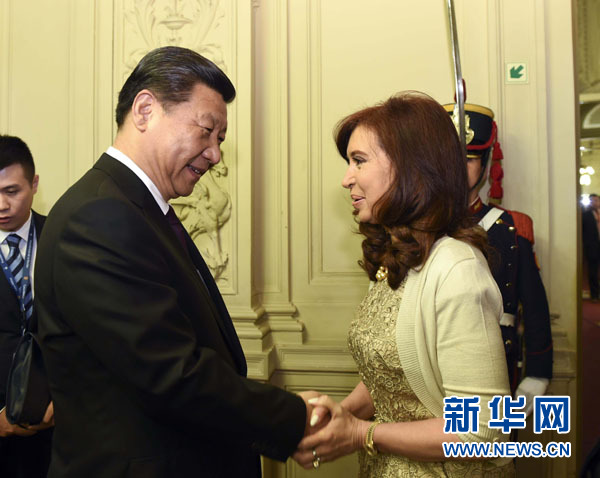 當(dāng)?shù)貢r(shí)間7月18日，國(guó)家主席習(xí)近平在布宜諾斯艾利斯同阿根廷總統(tǒng)克里斯蒂娜舉行會(huì)談。這是會(huì)談開始前，克里斯蒂娜在總統(tǒng)府為習(xí)近平舉行隆重歡迎儀式。新華社記者 李學(xué)仁 攝