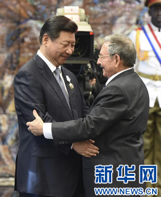 當地時間7月22日，國家主席習近平在哈瓦那接受古巴政府授予的&ldquo;何塞&middot;馬蒂&rdquo;勛章。古巴國務委員會主席兼部長會議主席勞爾&middot;卡斯特羅為習近平佩戴勛章。新華社記者馬占成攝