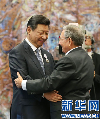 當地時間7月22日，國家主席習近平在哈瓦那接受古巴政府授予的&ldquo;何塞&middot;馬蒂&rdquo;勛章。古巴國務委員會主席兼部長會議主席勞爾&middot;卡斯特羅為習近平佩戴勛章。新華社記者劉衛兵攝