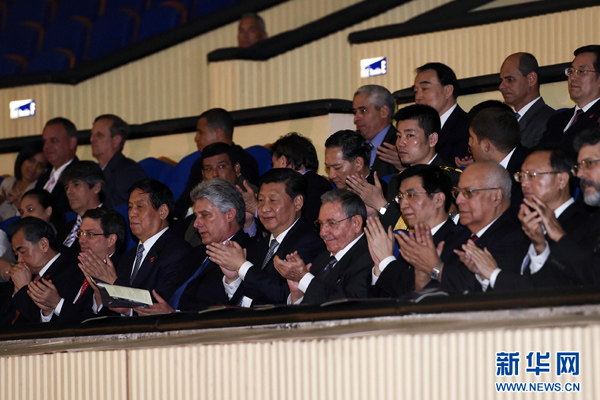      出當?shù)貢r間7月22日，國家主席習近平在哈瓦那與古巴國務委員會主席兼部長會議主席勞爾&middot;卡斯特羅共同觀看中古芭蕾舞聯(lián)合演出。新華社記者李學仁攝 