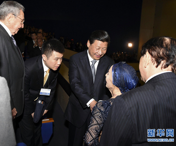     當?shù)貢r間7月22日，國家主席習近平在哈瓦那與古巴國務委員會主席兼部長會議主席勞爾&middot;卡斯特羅共同觀看中古芭蕾舞聯(lián)合演出。新華社記者李學仁攝 