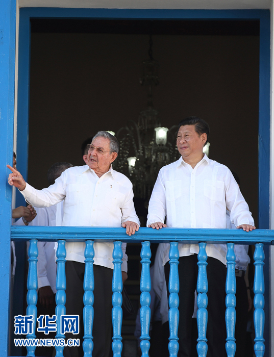 這是習(xí)近平在勞爾陪同下參觀圣地亞哥市政府時(shí)一同走上二層陽(yáng)臺(tái)。1959年1月1日，菲德?tīng)?middot;卡斯特羅就是站在這里宣布古巴革命勝利。新華社記者蘭紅光 攝 