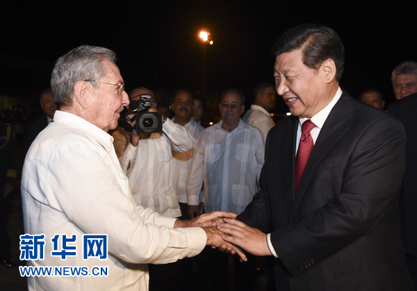 當(dāng)?shù)貢r(shí)間7月23日，國(guó)家主席習(xí)近平結(jié)束對(duì)古巴的訪問(wèn)，離開(kāi)圣地亞哥，啟程回國(guó)。這是古巴國(guó)務(wù)委員會(huì)主席兼部長(zhǎng)會(huì)議主席勞爾&middot;卡斯特羅到機(jī)場(chǎng)為習(xí)近平送行。新華社記者 李學(xué)仁 攝 