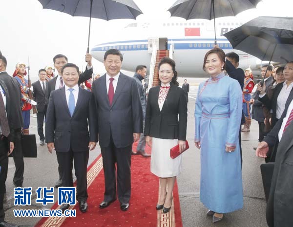 8月21日，國家主席習(xí)近平抵達(dá)烏蘭巴托，開始對蒙古國進(jìn)行國事訪問。習(xí)近平和夫人彭麗媛在機(jī)場受到蒙古國總理阿勒坦呼亞格夫婦熱情迎接。新華社記者鞠鵬攝 