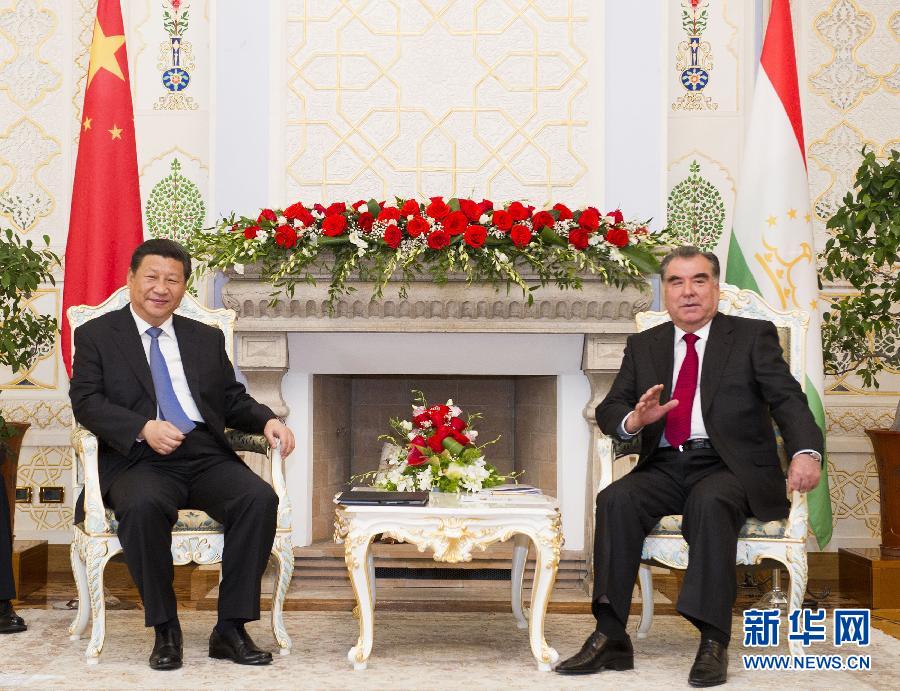 9月13日，國家主席習(xí)近平在杜尚別同塔吉克斯坦總統(tǒng)拉赫蒙舉行會談。 新華社記者黃敬文攝 