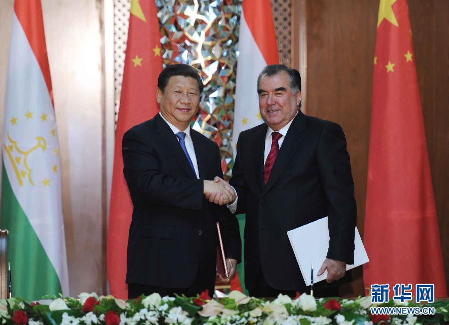 9月13日,國家主席習近平和塔吉克斯坦總統拉赫蒙在杜尚別共同簽署《中塔關于進一步發展和深化戰略伙伴關系的聯合宣言》。新華社記者謝環馳攝 9月13日,國家主席習近平和塔吉克斯坦總統拉赫蒙在杜尚別共同簽署《中塔關于進一步發展和深化戰略伙伴關系的聯合宣言》。新華社記者謝環馳攝