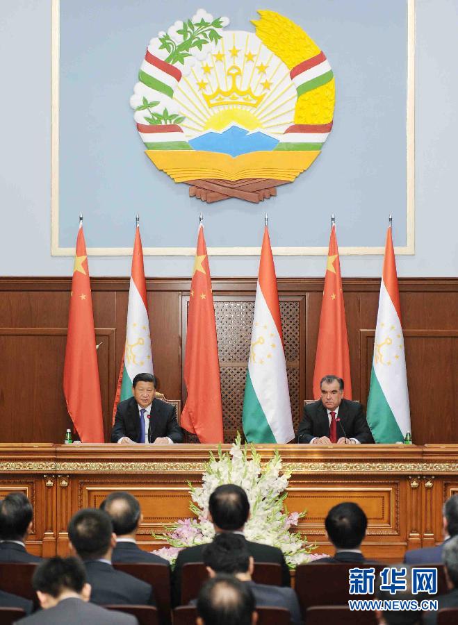 9月13日,國家主席習近平同塔吉克斯坦總統拉赫蒙在杜尚別共同會見記者。 新華社記者謝環馳攝 9月13日,國家主席習近平同塔吉克斯坦總統拉赫蒙在杜尚別共同會見記者。 新華社記者謝環馳攝