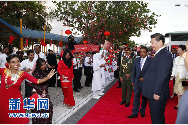  9月14日，國家主席習近平抵達馬累，開始對馬爾代夫進行國事訪問。習近平和夫人彭麗媛在機場受到馬爾代夫總統亞明夫婦的熱情迎接。新華社記者 鞠鵬 攝 