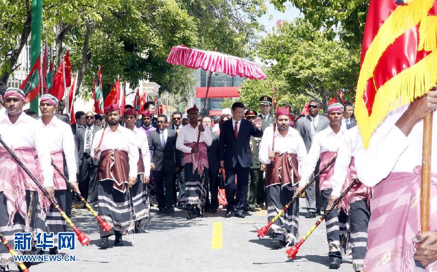 9月15日，國家主席習近平同馬爾代夫總統(tǒng)亞明在馬累舉行會談。會談前，亞明在共和國廣場為習近平舉行歡迎儀式。 新華社記者 鞠鵬 攝