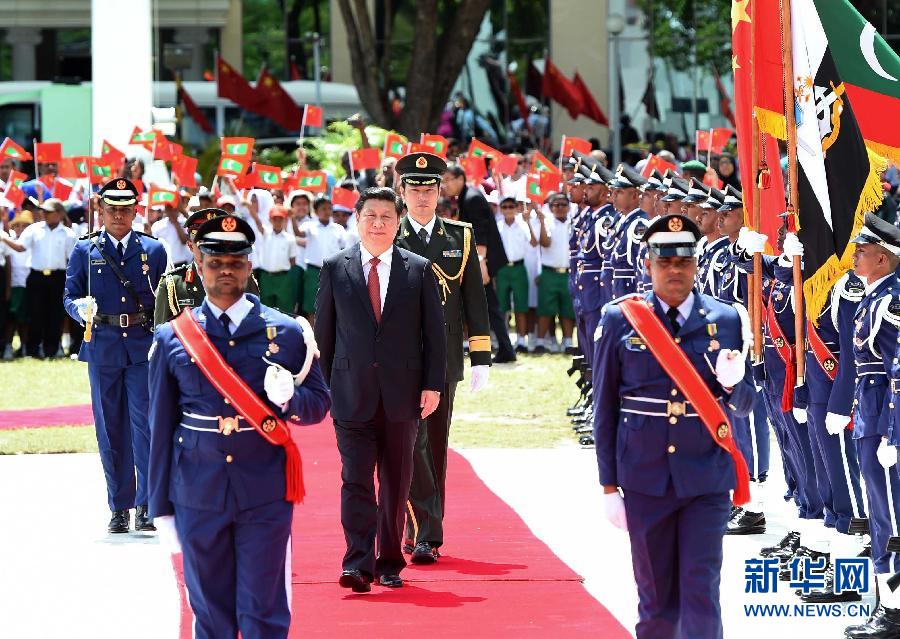 9月15日，國家主席習近平同馬爾代夫總統(tǒng)亞明在馬累舉行會談。會談前，亞明在共和國廣場為習近平舉行歡迎儀式。 新華社記者 馬占成 攝 