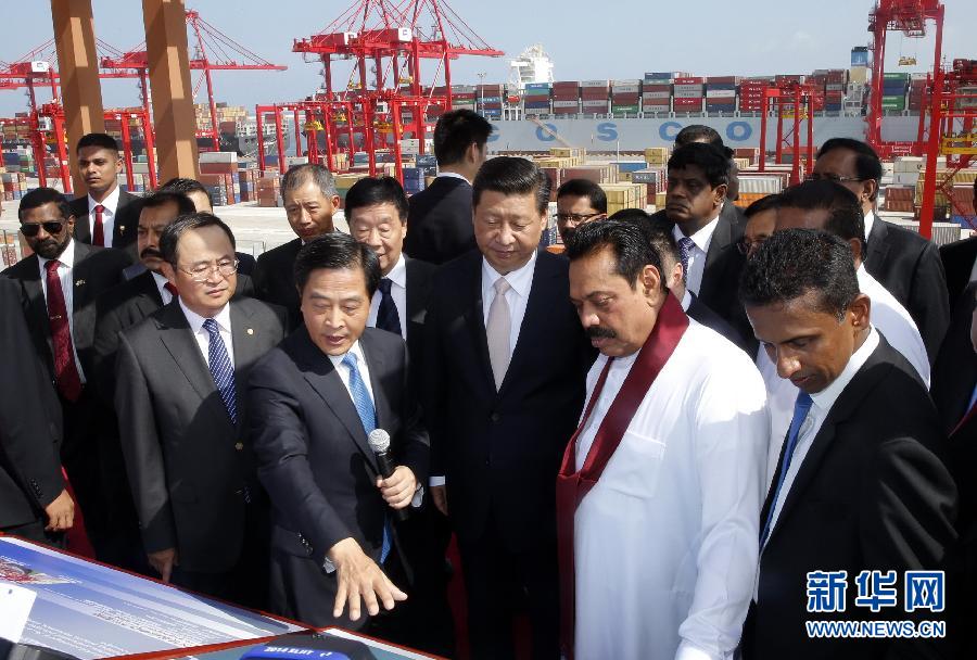 9月17日，國家主席習近平在斯里蘭卡總統拉賈帕克薩陪同下，考察中斯重要合作項目&mdash;&mdash;科倫坡港南集裝箱碼頭。 新華社記者 鞠鵬 攝