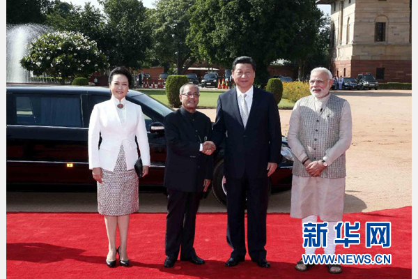 9月18日，國家主席習(xí)近平出席印度總統(tǒng)慕克吉在總統(tǒng)府舉行的隆重歡迎儀式。這是儀式前，習(xí)近平與慕克吉親切握手。 新華社記者 鞠鵬 攝