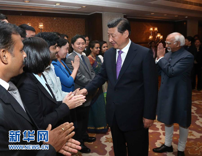 9月18日，國(guó)家主席習(xí)近平在印度世界事務(wù)委員會(huì)發(fā)表題為《攜手追尋民族復(fù)興之夢(mèng)》的重要演講。演講結(jié)束后，習(xí)近平接見(jiàn)中印兩國(guó)青年代表。新華社記者 龐興雷 攝