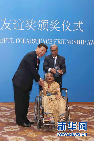 9月19日，國家主席習近平在新德里會見印度友好人士、友好團體代表，并頒發和平共處五項原則友誼獎，表彰他們長期致力于中印友好事業。新華社記者龐興雷攝 