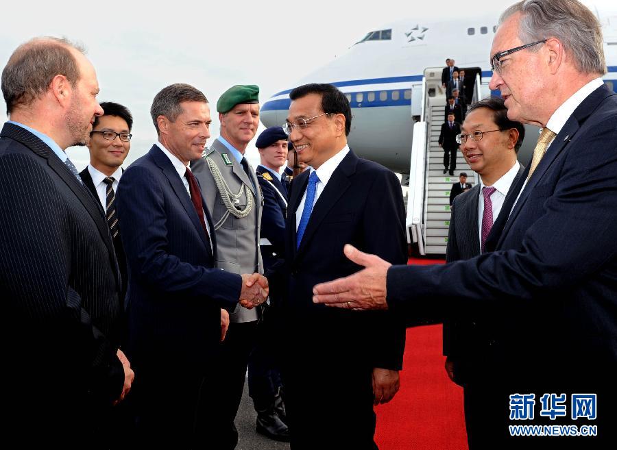 10月9日，國務院總理李克強抵達柏林開始對德國進行正式訪問。德國政府高級官員到機場迎接。 新華社記者 饒愛民 攝