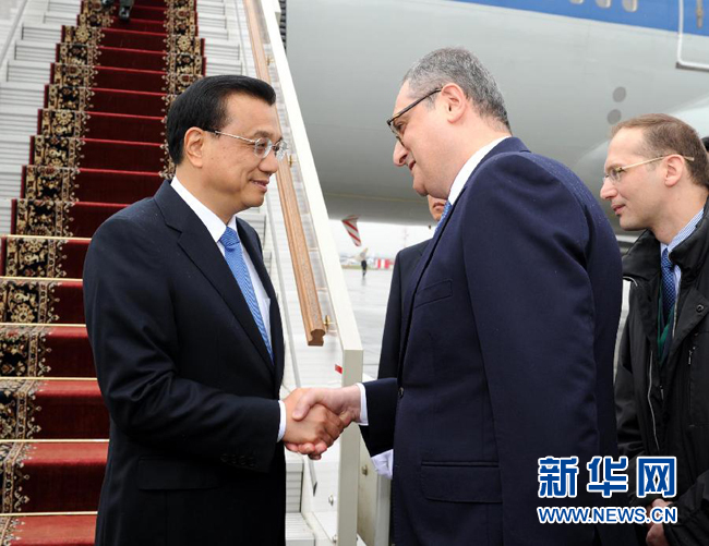 10月12日，中國國務院總理李克強乘專機抵達莫斯科，開始對俄羅斯進行正式訪問并舉行中俄總理第十九次定期會晤。俄羅斯聯邦政府高級官員到機場迎接李克強總理。新華社記者 饒愛民 攝