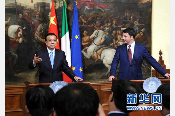 10月14日，中國國務(wù)院總理李克強(qiáng)與意大利總理倫齊在羅馬舉行會談后共同會見記者。 新華社記者 饒愛民 攝 